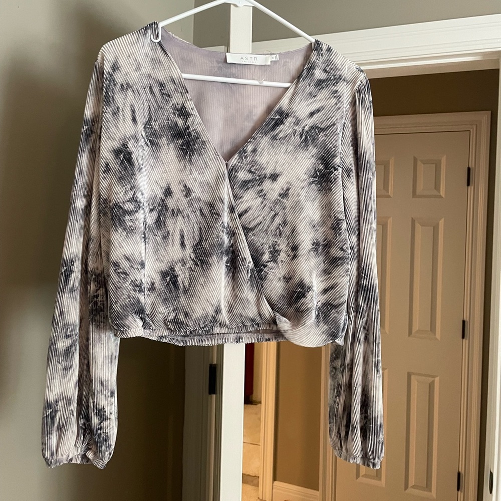 ASTR the label cropped v neck long sleeve top!